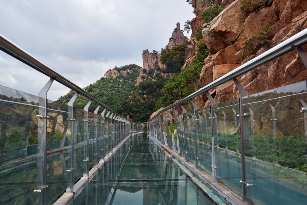 东北的天空之境辽宁北票大黑山玻璃栈道观景台奇石背后有传说