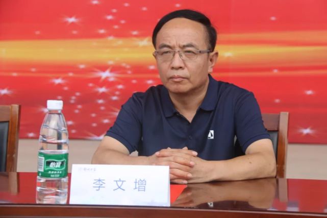 郑州中学党总支副书记李文增出席仪式之后,承训单位的总教官发言,他