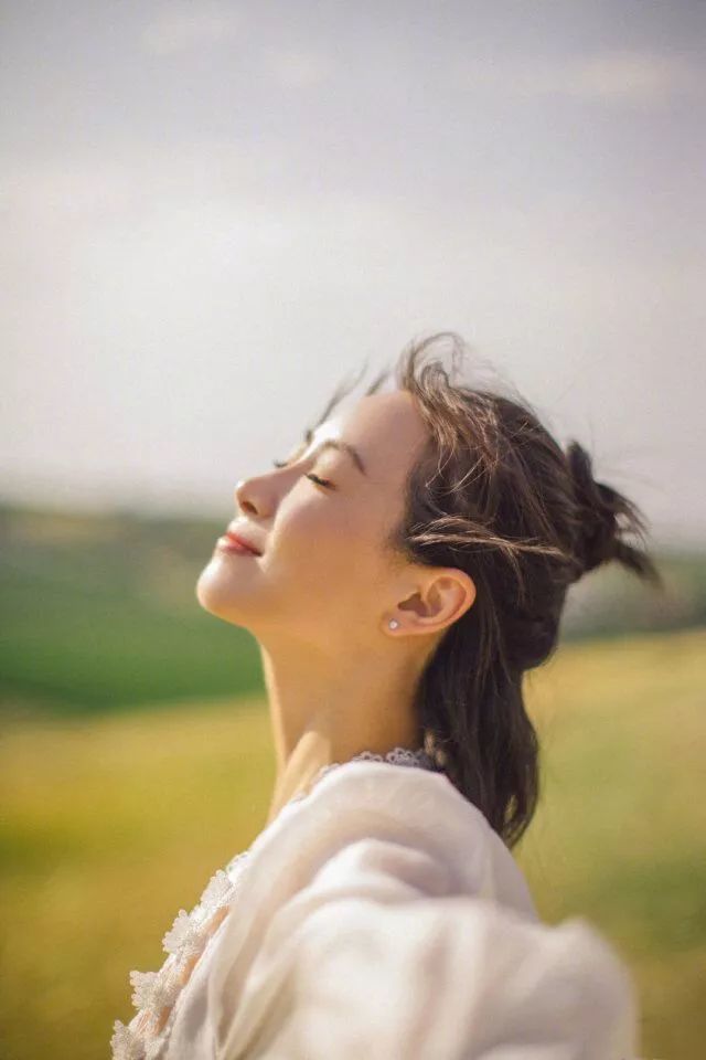 宋茜清纯起来超级治愈!一身黑白经典穿搭,32岁还是初恋脸