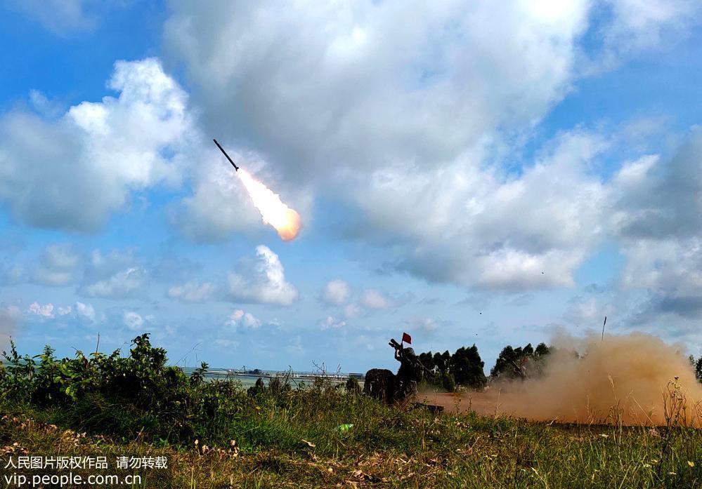第75集团军某旅举行防空兵昼夜实弹射击