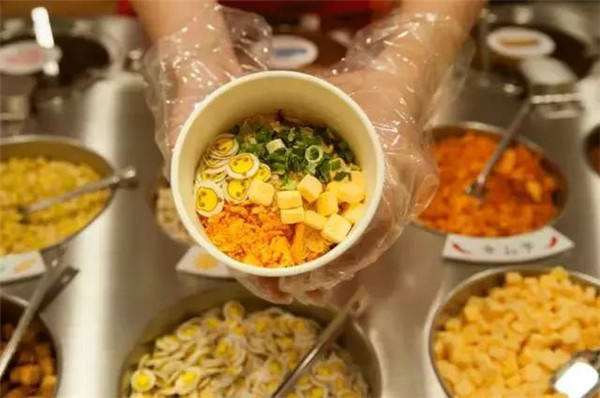 拆开100包脱水菜包放进一桶方便面里面会变得更好吃吗