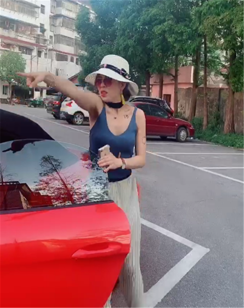 保时捷事件后,又一"白帽姐"被围观,网友:从未被超越!