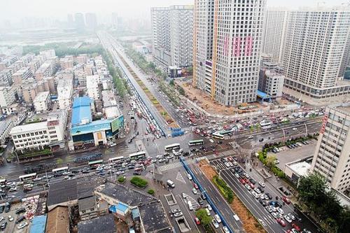 長風街北鄰親賢街,南鄰學府街,西接西北環城高速,東至太原繞城高速,自