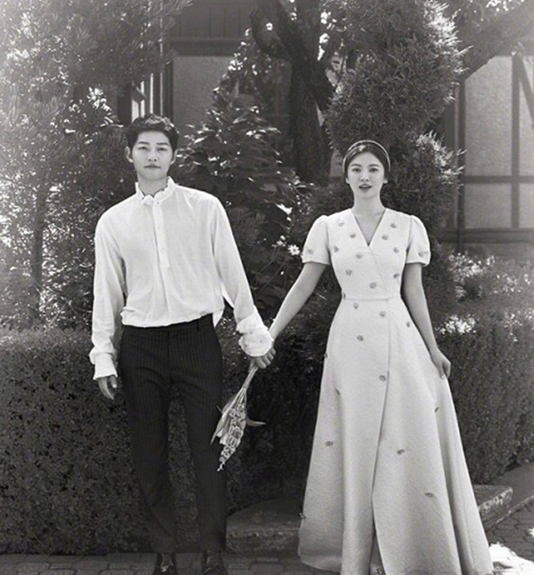 宋仲基与金智媛同框面露笑容动作神同步配合默契走出离婚阴霾