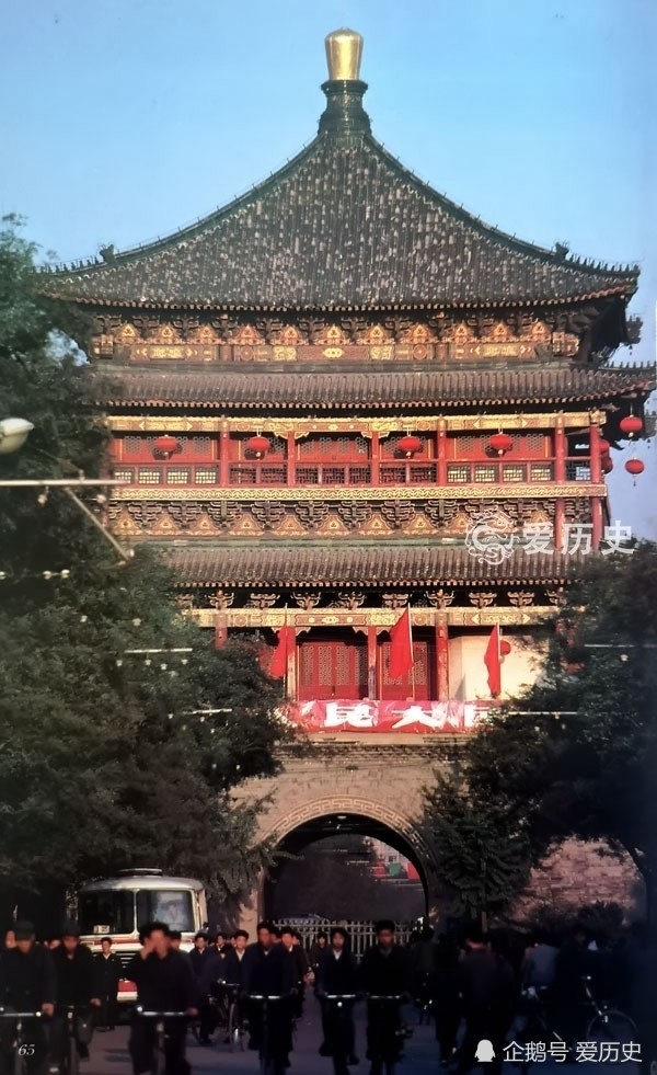 七十年代末古都西安珍贵彩照 城墙下绿树成荫的繁华街道