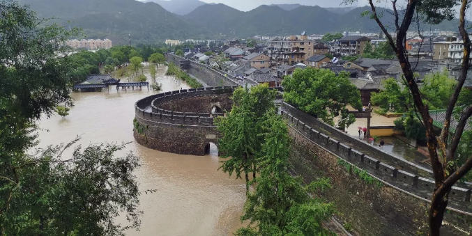 临海遭遇超强台风众志成城守护千年古城