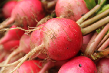 尿酸高易引发痛风?别急着吃药,试试这几种食物,常吃排出尿酸,远离痛风