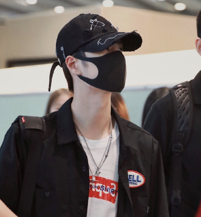 王一博牛头项链上热搜绯闻女主引起热议网友摩托车吗