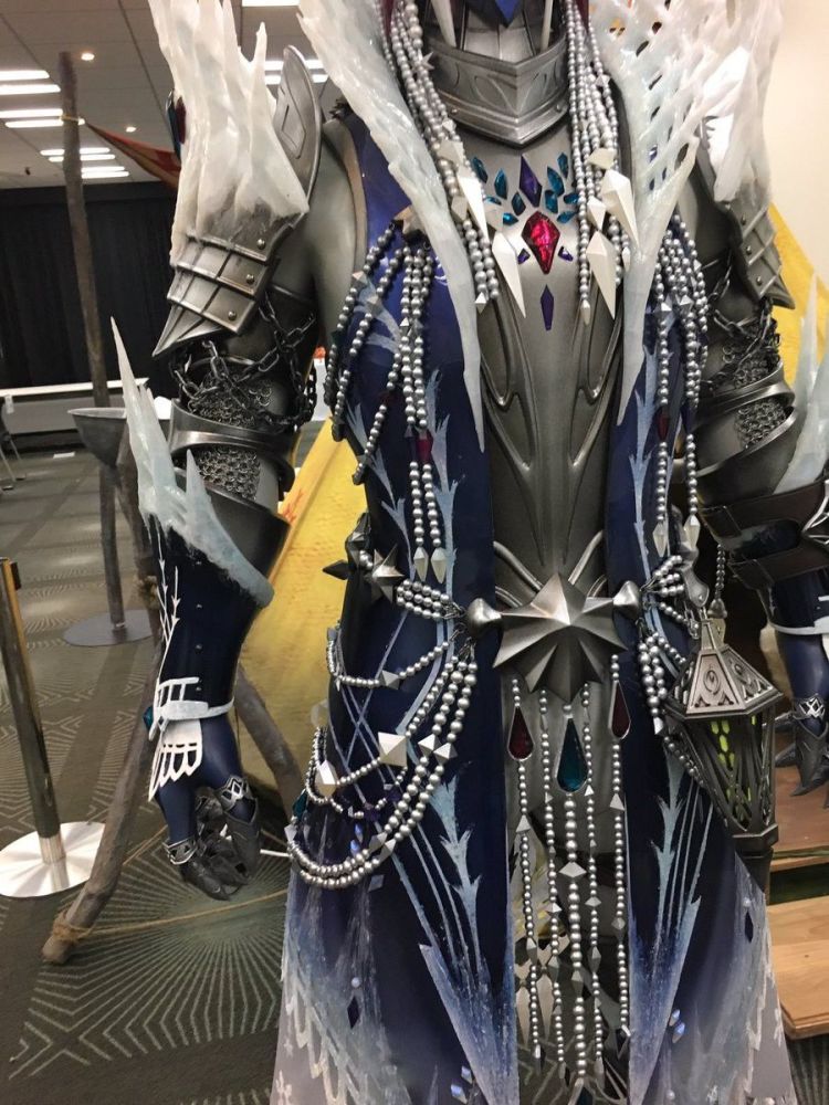 《怪猎世界》冰咒龙套装实体模型 斩斧颇具梦幻美感