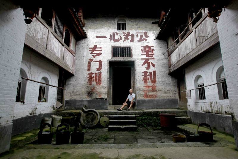 没有屏幕也能看电影百年老屋墙上现电影画面全村人都来围观