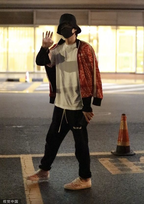 吴亦凡穿红色外套显少年气 戴渔夫帽口罩遮面十分帅气!