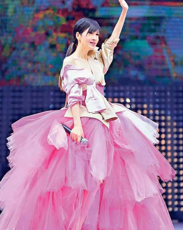 51岁周慧敏演唱会照片曝光一袭红裙惊艳动人宛如少女