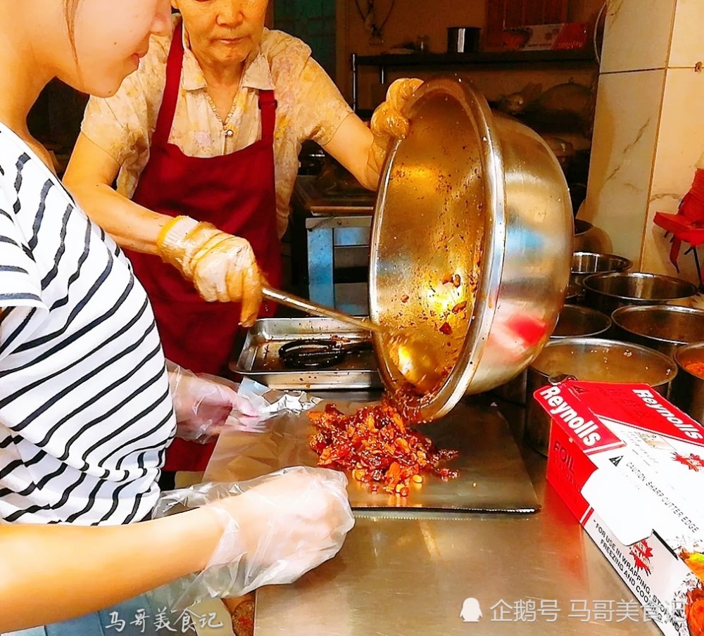 顾客挑选好中意的烤兔后,阿姨就会戴上专用手套,麻利的将顾客中意的烤