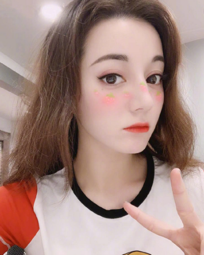 热巴自拍为何那么好看?看到她拿手机姿势后,网友:又学到一招!