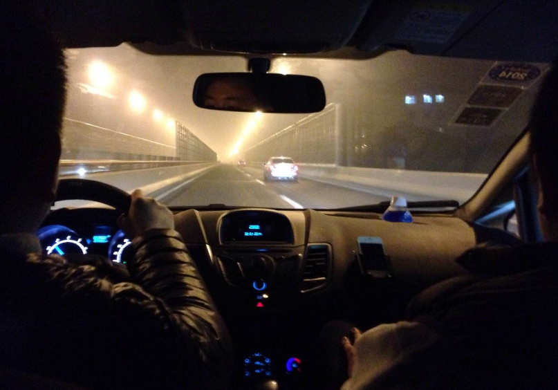 晚上开车成有素质车主心病!远光灯一个比一个亮,交警有妙招制服