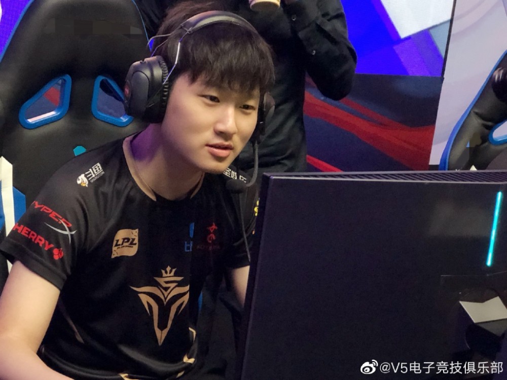 稳健棍担任首发引v5粉丝不满:把大c换下去也太长心了!