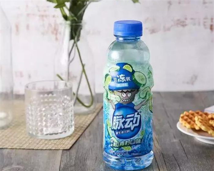 第二种:黄瓜柠檬味的脉动,其实脉动这款饮料的口感还是比较不错的