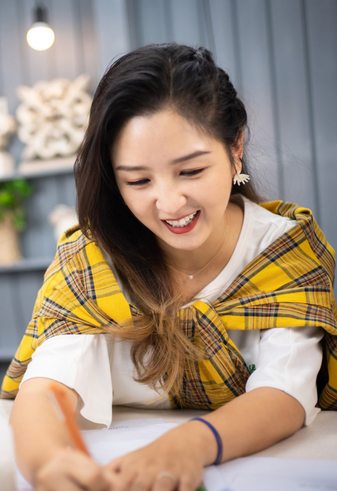 何洁直播明显变瘦,个性编发配体恤 衬衣太时髦,萌妈不像33