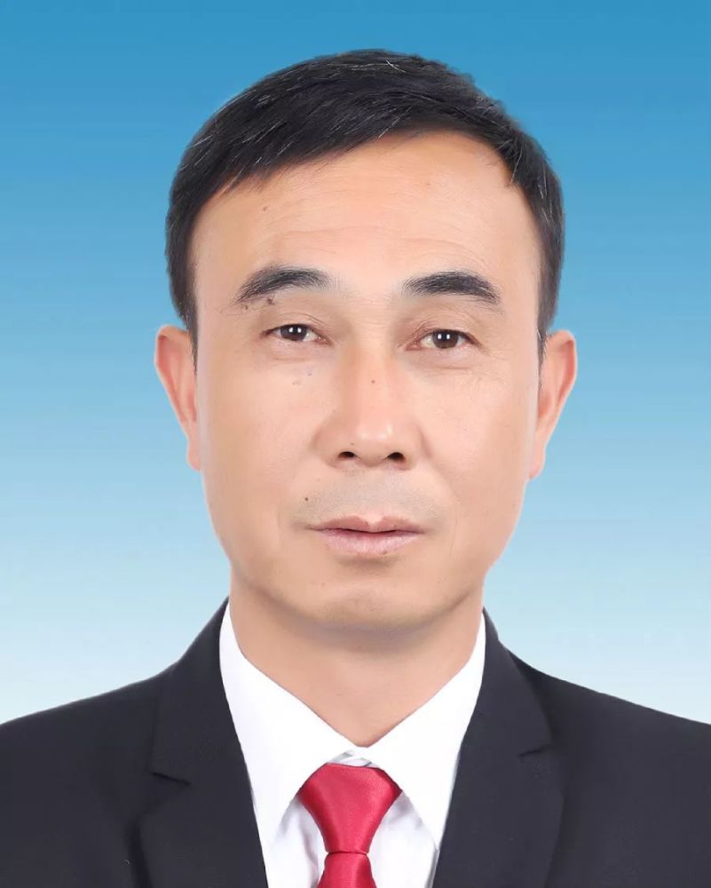 曾任泸西县移民开发局副局长,现任泸西县搬迁安置办公室党组成员,副