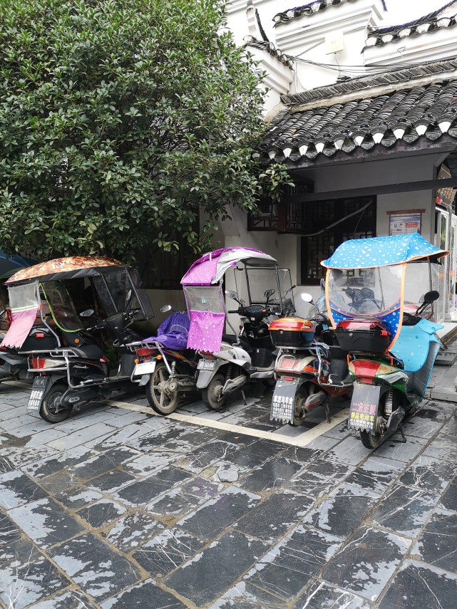 古朴而婀娜的姿态向世人展示着她的魅力,现在游客看着一条条古巷变成