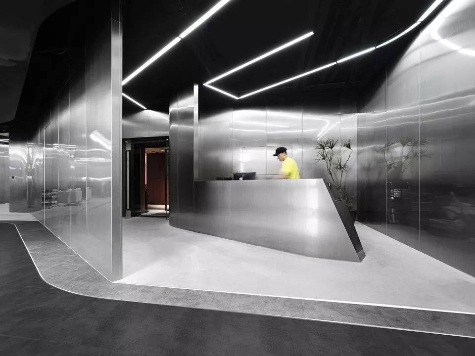 入口与前台入口流线型通道入口通道设计为一面斜的单曲面墙体,因为