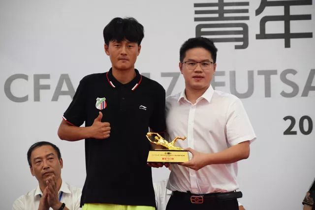 最佳守门员:郭尧(温州海豚二十一中足球队)