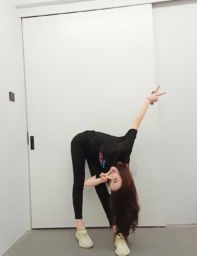 要是身体没有一定的柔软性,这个动作真做不出来,你们能像迪丽热巴把腰