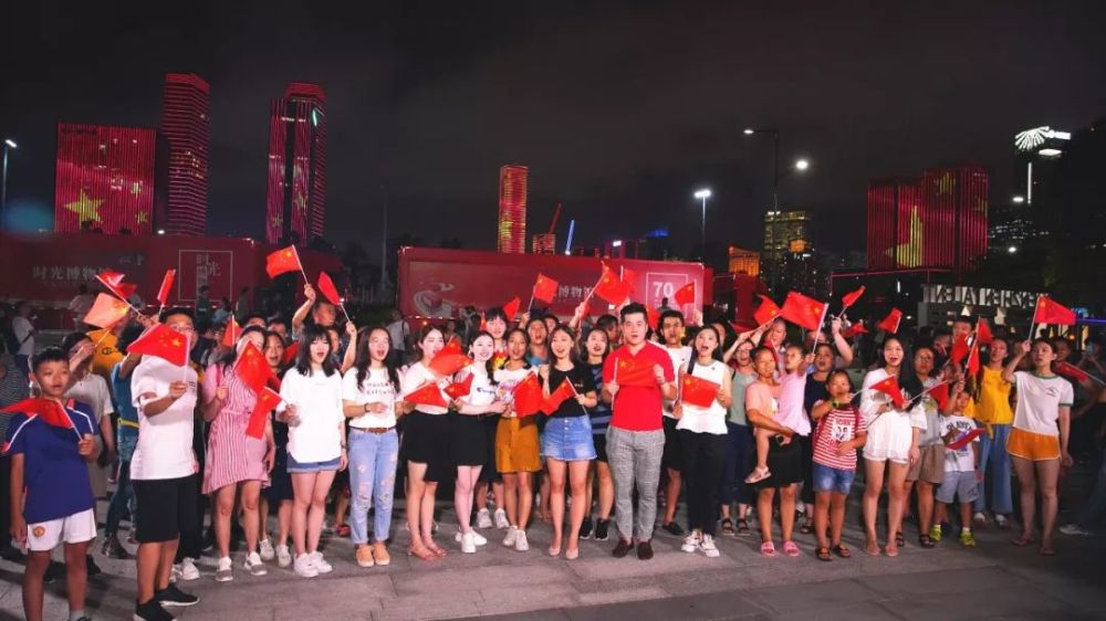 聚焦超强应援!深圳600架无人机对香港摆出五个大字