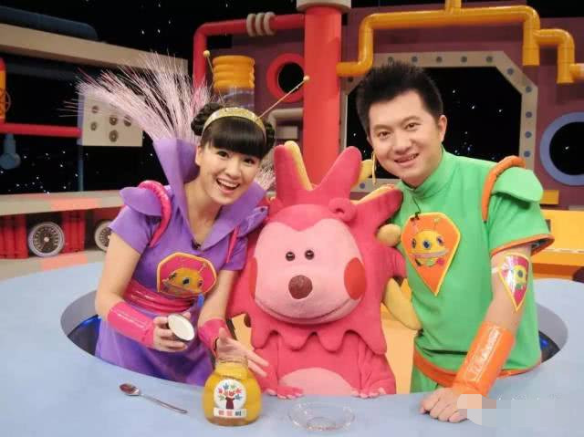 央视主持人红果果出月子遛娃,女儿小橘子胖乎乎躺婴儿车里好可爱