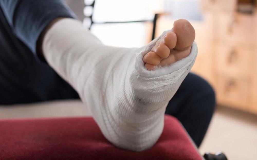 我的脚骨折了 打石膏时医生说有生命危险 他是不是在骗我