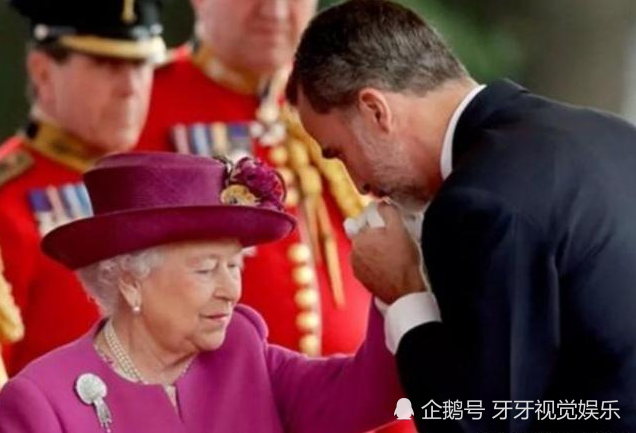 女王与费利佩会面,两人互动胜似母子,却体现出了与查尔斯的反差