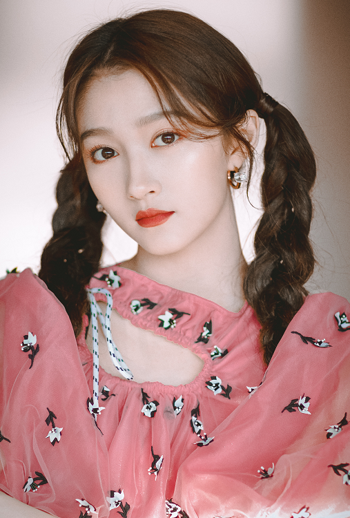 关晓彤扎双马尾现身游乐园,穿萝莉塔大秀筷子腿,美得像果汁少女