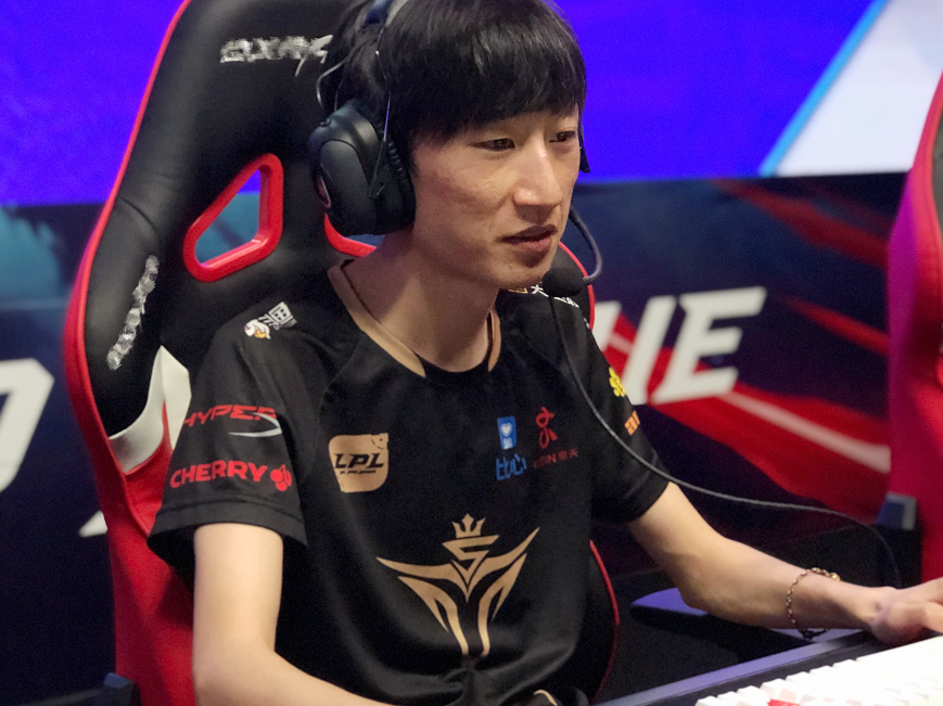 电棍的lpl首秀不可能这么怂!v5教练怒怼粉丝:你来当教练