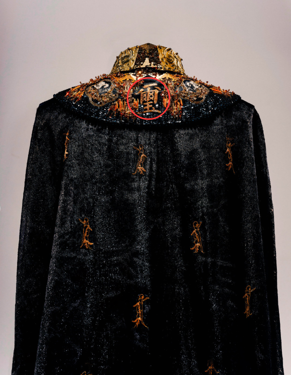 易烊千玺变"黑袍骑士",只为守护粉丝,看清衣服细节网友泪目!