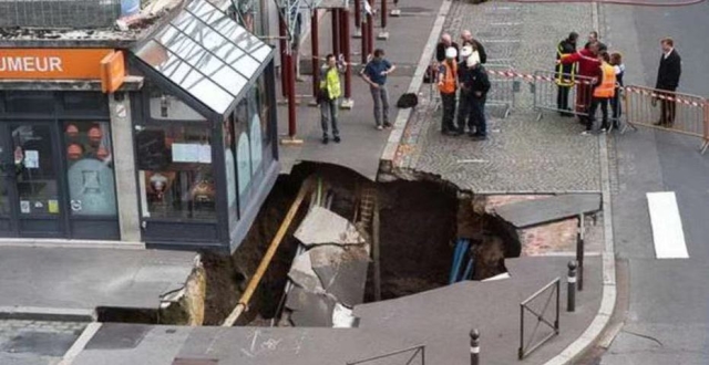 法国闹市突现5米深巨坑 专家：中世纪地窖坍塌形成