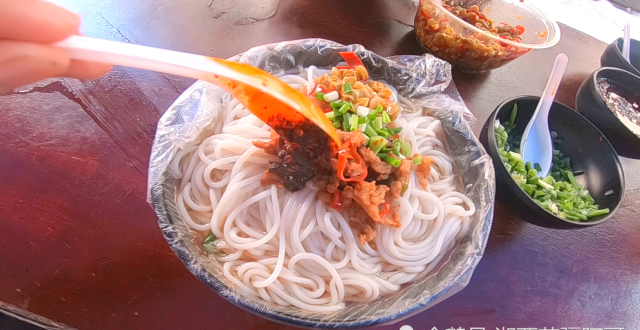 凤凰县阿拉营镇赶集,买完菜后和老婆一人吃一碗米粉,好吃又便宜