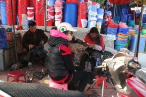 越南街头现奇特景观，大捆人民币被堆在街头，游客：不怕被偷？
