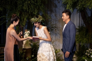 胡军女儿18岁成人礼，身材美貌出众，网友却关注胡太太腹部隆起