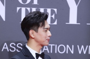 “现男友”上线！李现穿黑色西装造型A爆，歪头挥手卖萌撩人