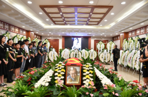 人艺导演班赞追悼会举行，濮存昕吴刚冯远征等现身李小萌哭红双眼