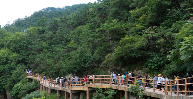 青岛崂山隐藏着一处小九寨沟，水质清澈成旅游胜地