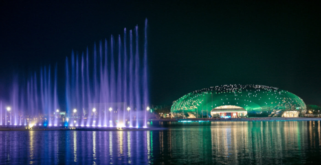 浙江湖州有个德清县城,现代化与科技创新独树一帜,夜色如大城市