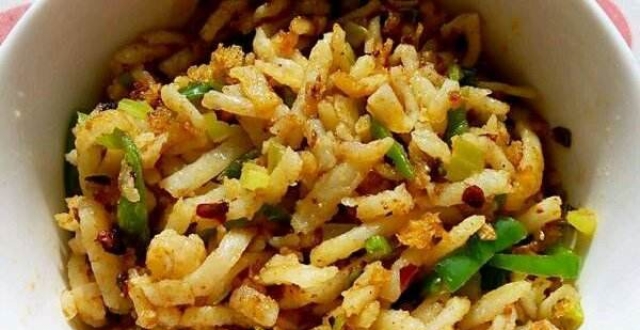 洋芋擦擦是陕北,山西晋西,甘肃陇东等地的传统面食之一