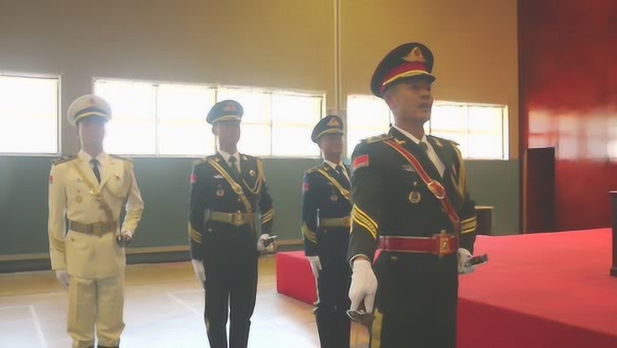 看哭!驻港部队三军仪仗队队长交接 老队长泪洒现场