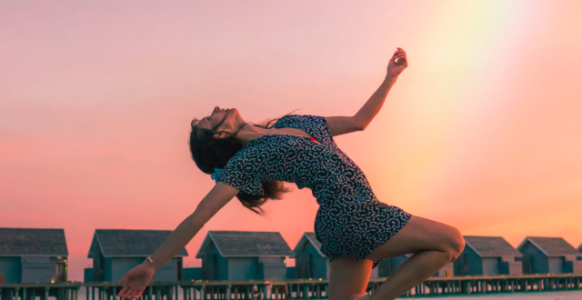 bite the bullet翻译成"咬着子弹"?你以为在拍动作片呢?