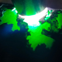 都说翡翠赌石十赌九输,老哥却把一块翡翠原石