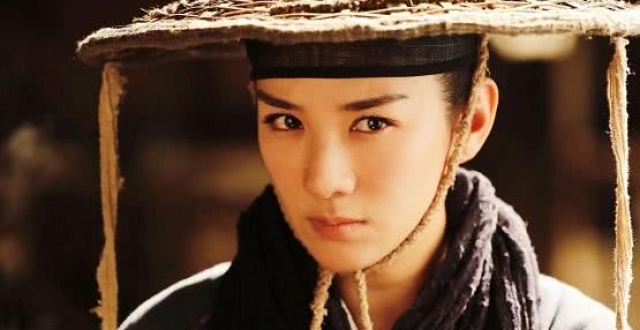 黄奕新剧饰演练霓裳,白发造型惊艳扮男装也很好看