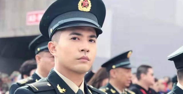 段博文出席《号手就位》发布会,军装形象霸气十足