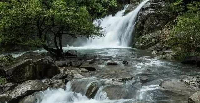 何當共剪西窗燭, 卻話巴山夜雨時.