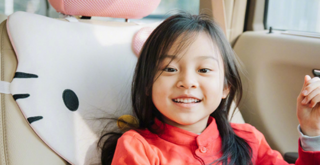 正面照曝光,粉丝:还是与爸爸长得像郑爽机场被追着跑,得知具体原因后